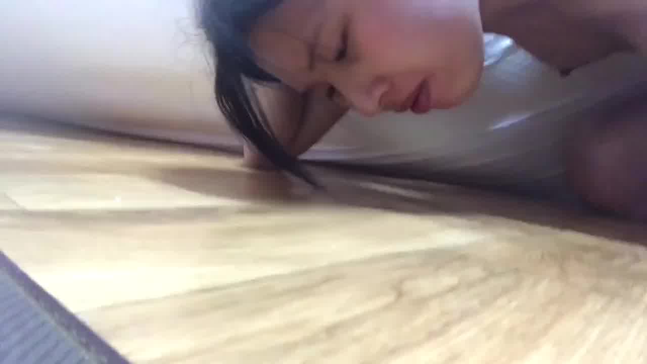  反差学生妹被金主拿捏，吸食地上的精液 的剧照6