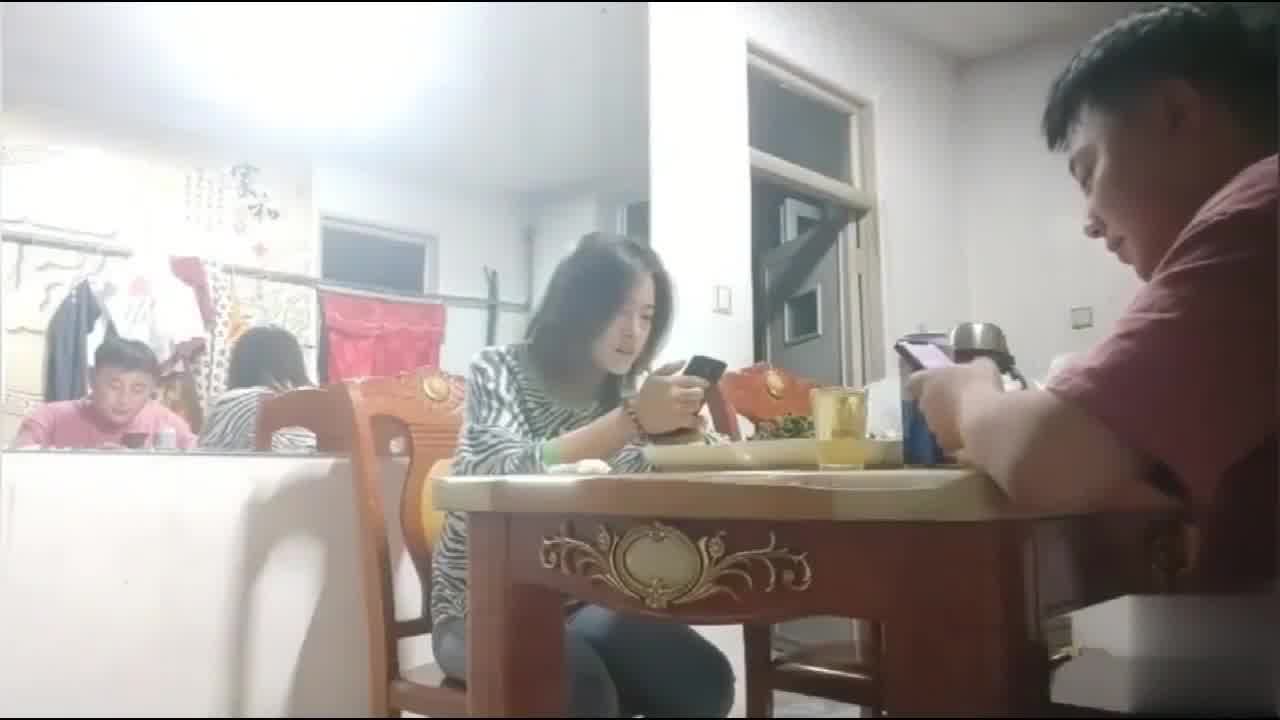  【小姨子快被操死】酒后灌醉真实乱伦，喝了1个多小时(喝酒删减了)，小叔真是全程暴力往死操啊，还内射了 的剧照3