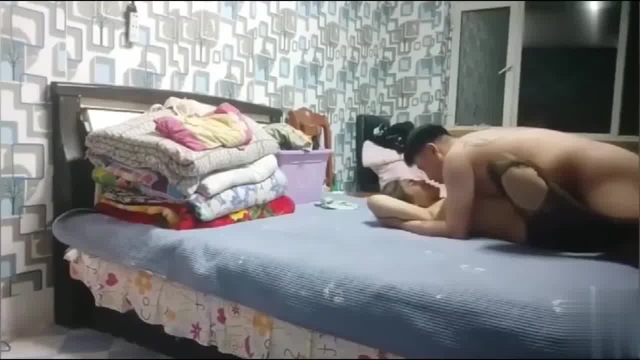  【小姨子快被操死】酒后灌醉真实乱伦，喝了1个多小时(喝酒删减了)，小叔真是全程暴力往死操啊，还内射了 的剧照6