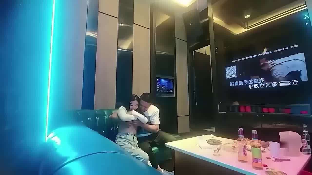  小主播与榜一大哥KTV歌舞，你依我依揉揉摸摸，大胆直接啪啪 的剧照7