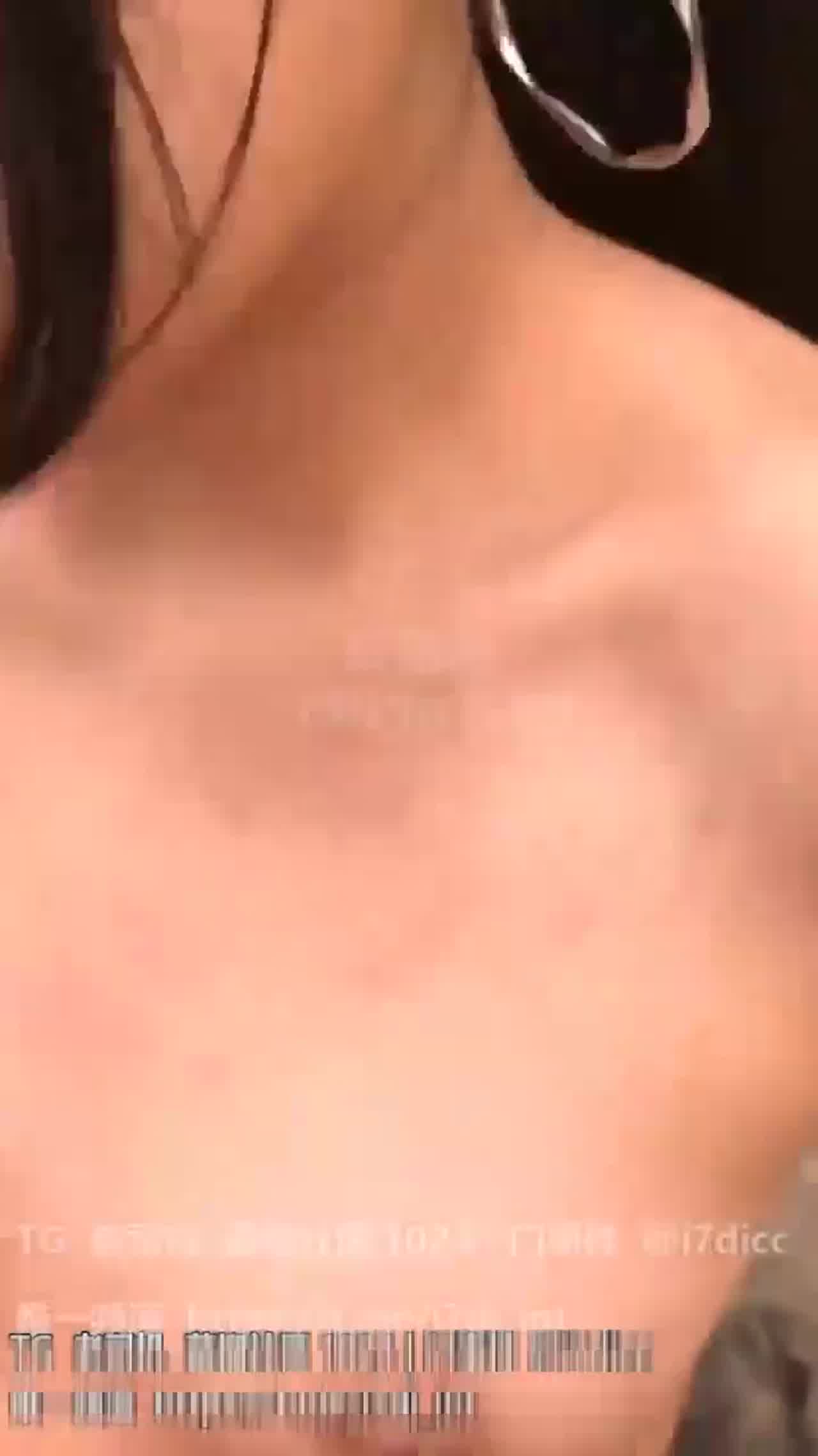  爱奇蒂门事件【浆果儿双马尾妹野外露出做爱】 的剧照4