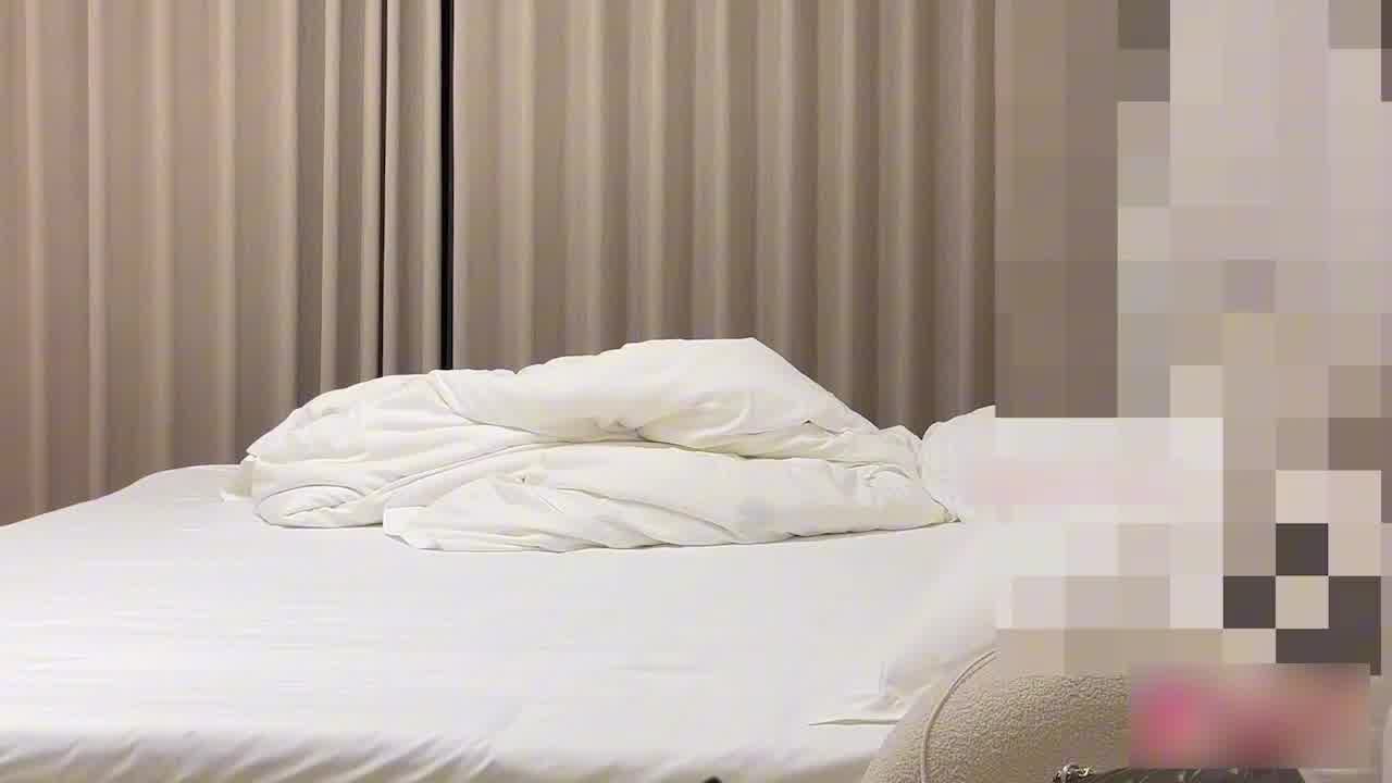  【会喷水的女孩是加分项啊！我第一次遇到你这种】约了一个06年的精神小妹，满腿纹身，居然被操到喷水了 的剧照9