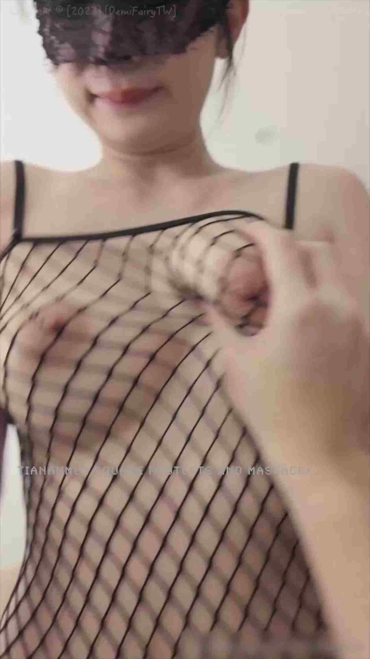  穿着性感网衣服装的丰满女神多次射精和潮吹 的剧照1