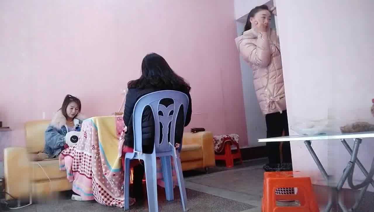  【城中村按摩店】刚服务完一个客人，只有累死的牛被挑逗的欲火焚身性欲爆发，撅着小翘臀被灌满浓精 的剧照2