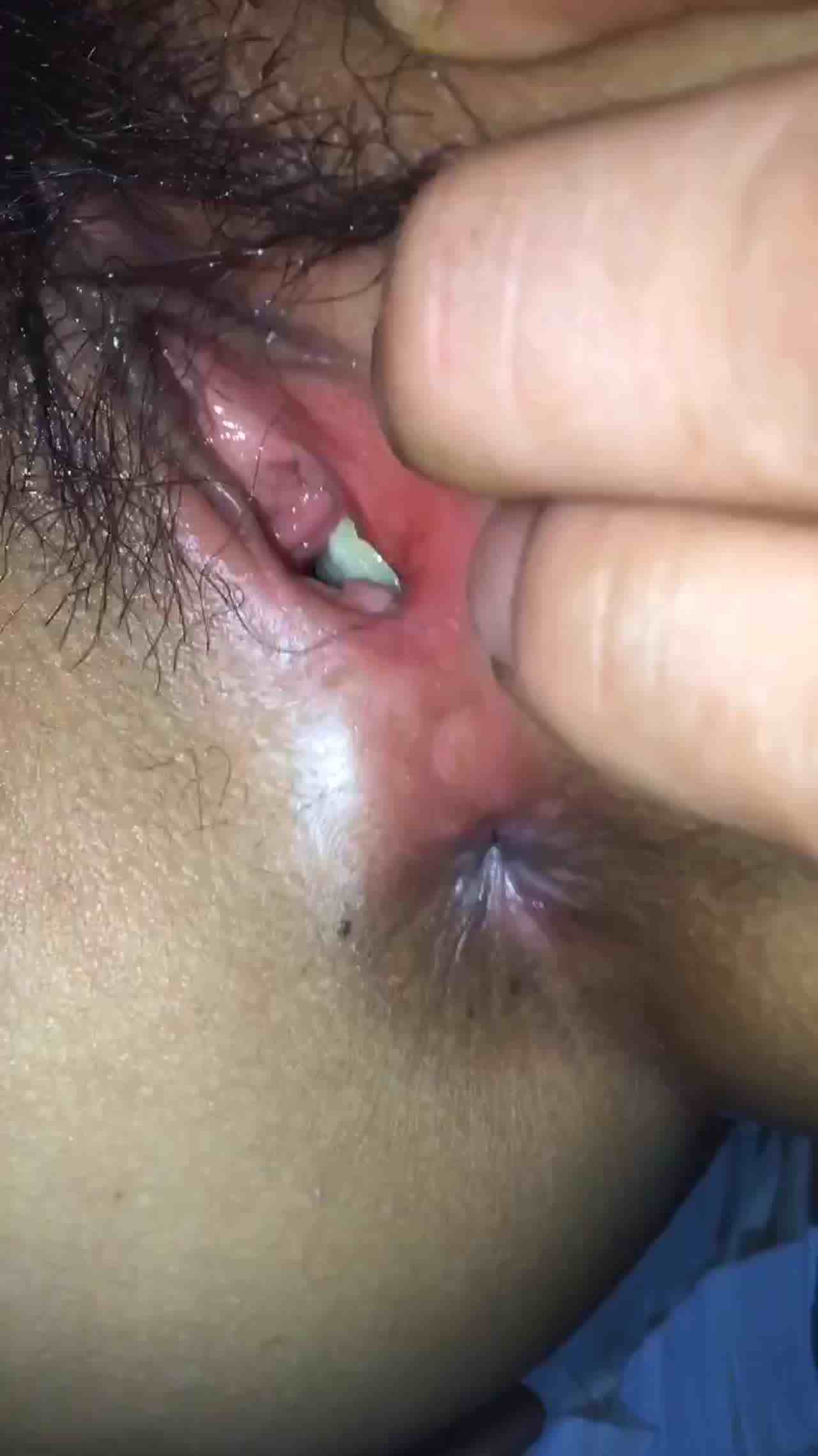  用香蕉插同事骚逼下有对话 的剧照1