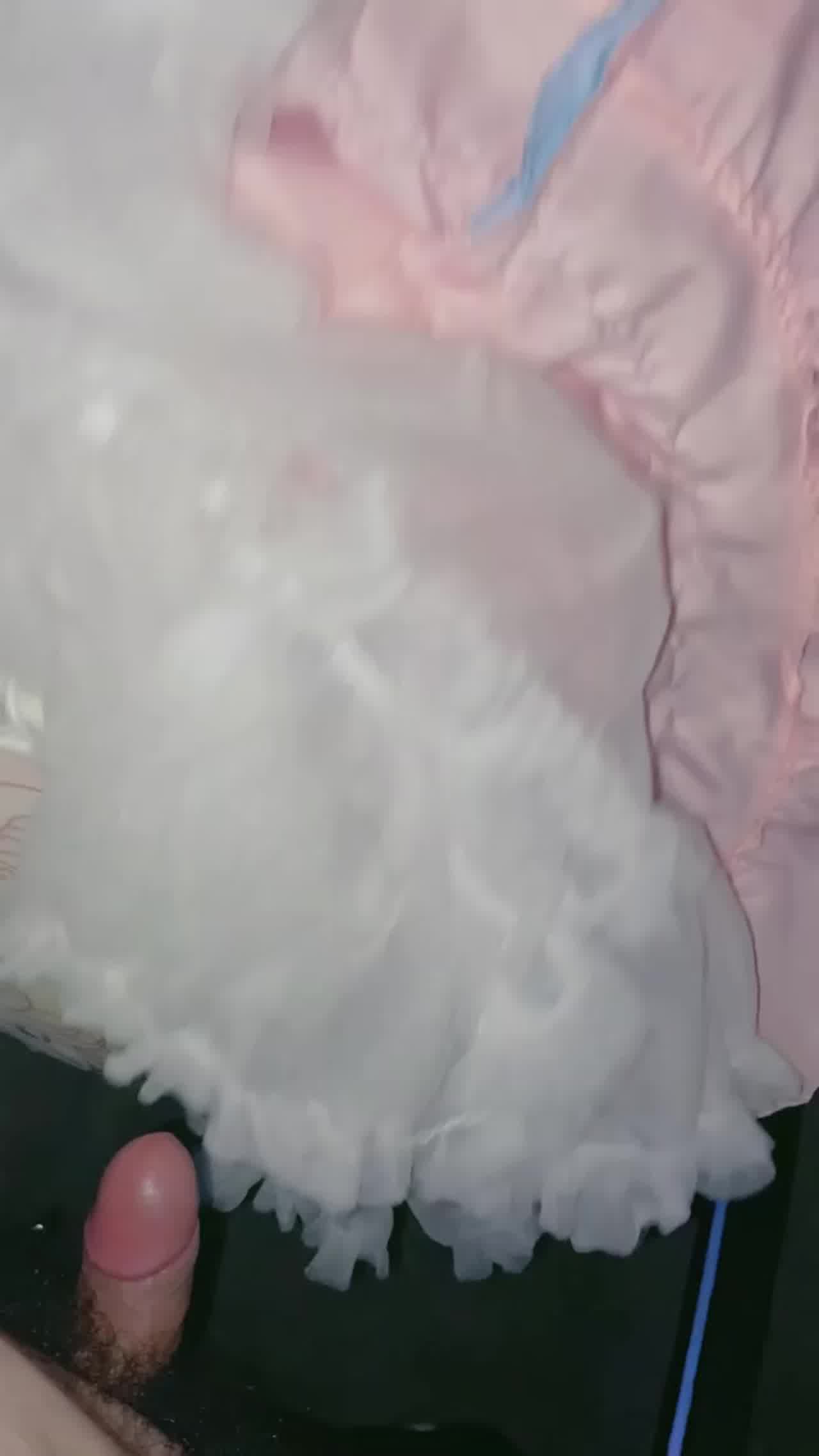  喜欢玩刺激的萝莉，网吧口交后到影院门口后入内射 的剧照5