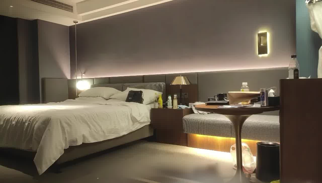  【背着男朋友第一次出来接客，就被偷拍运气没谁】 175CM金发女神，偷偷拔套，发现竟然一点都不生气！ 的剧照10