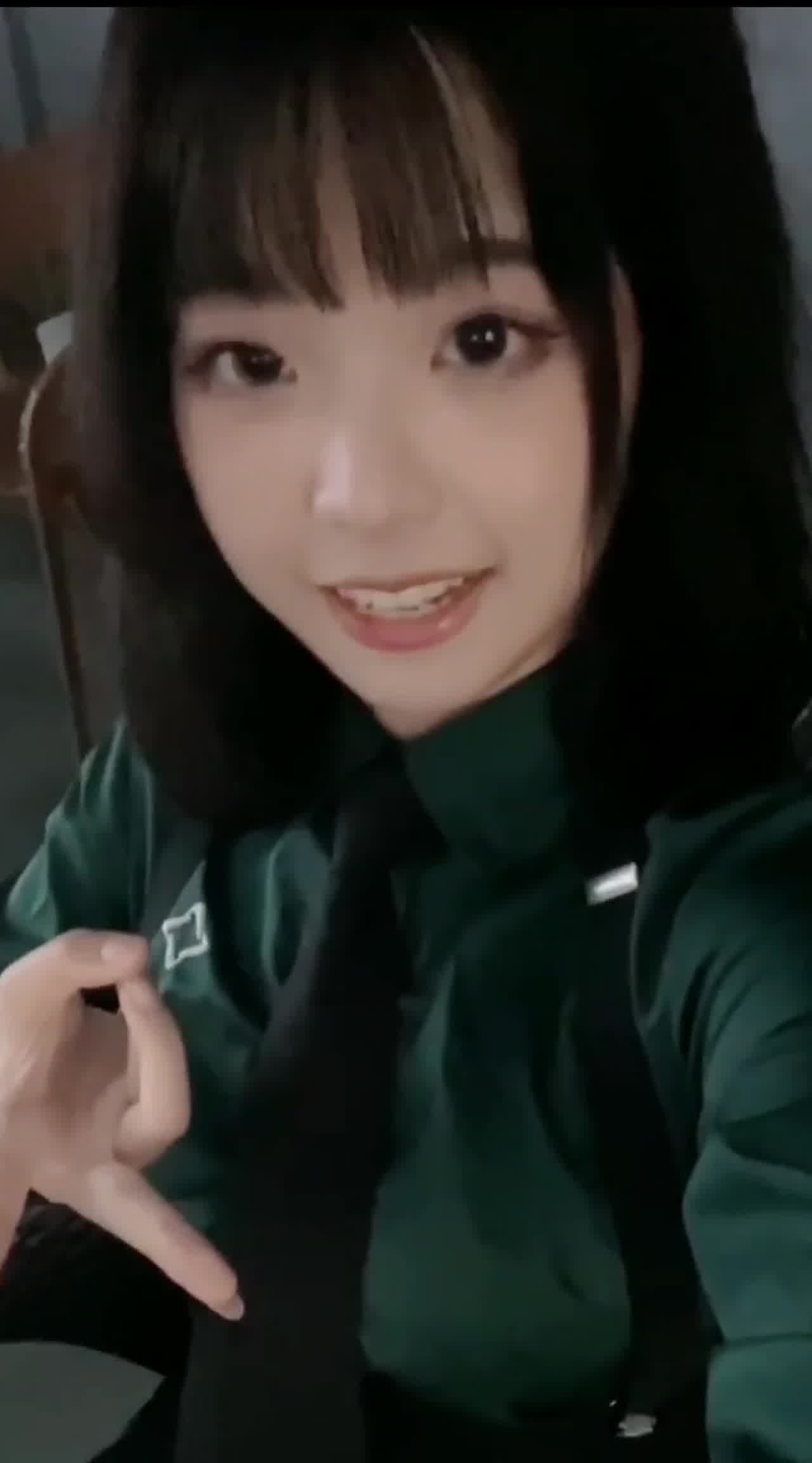  广州漫展带回来04年学生妹调教成母狗 的剧照2