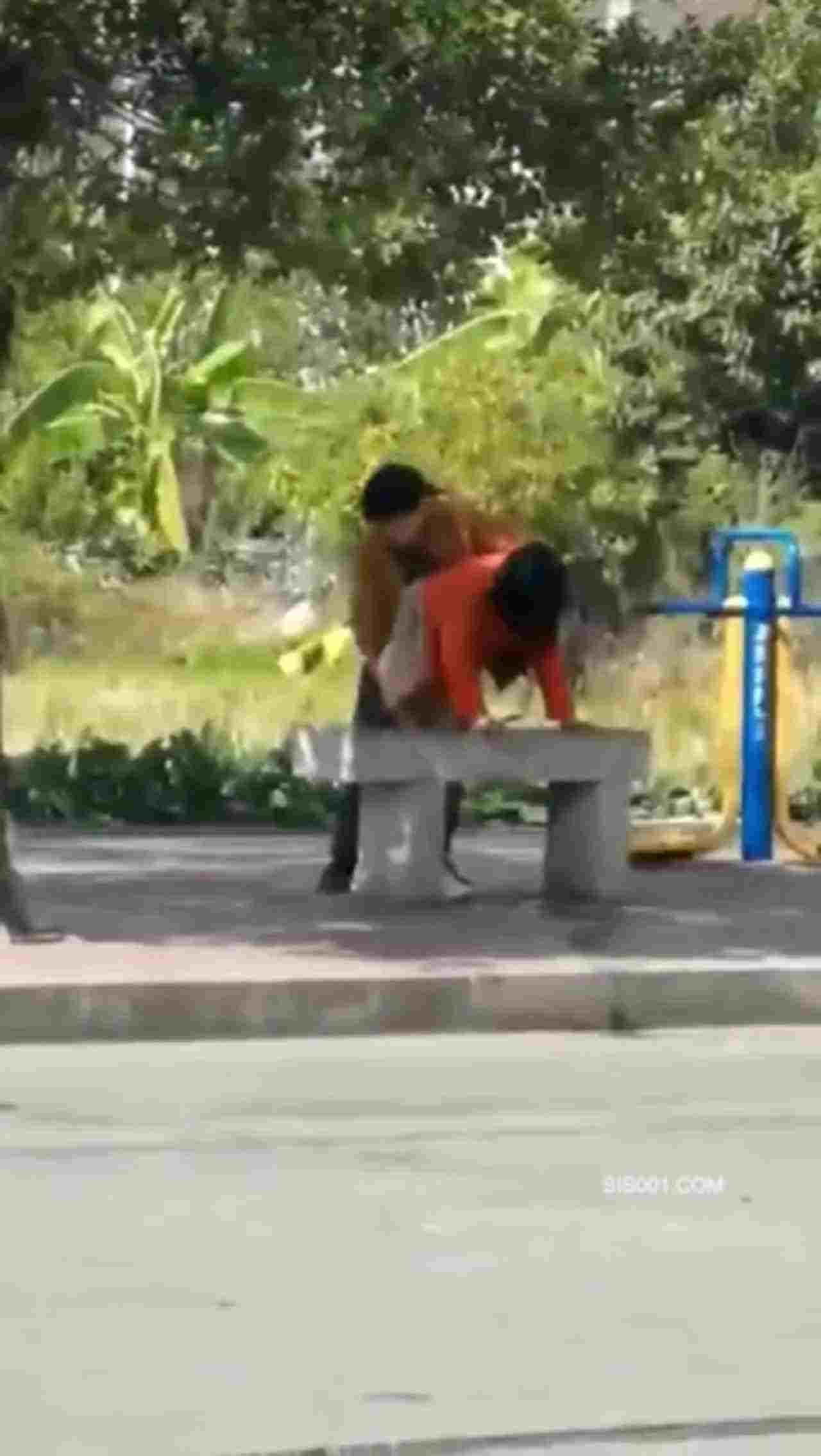  太扯！光天化日无情进洞！ 的剧照1