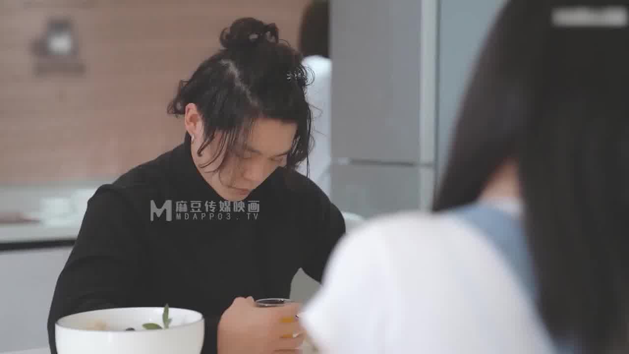  麻豆 桃色诱惑闺蜜发骚 的剧照5