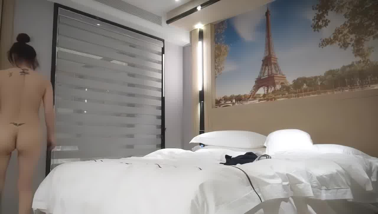  足浴店的良家妹子，拨开内裤舔逼特写口交，后入抽插猛操‘快我要来了，还是你爽我老公都不给我舔逼’ 的剧照9