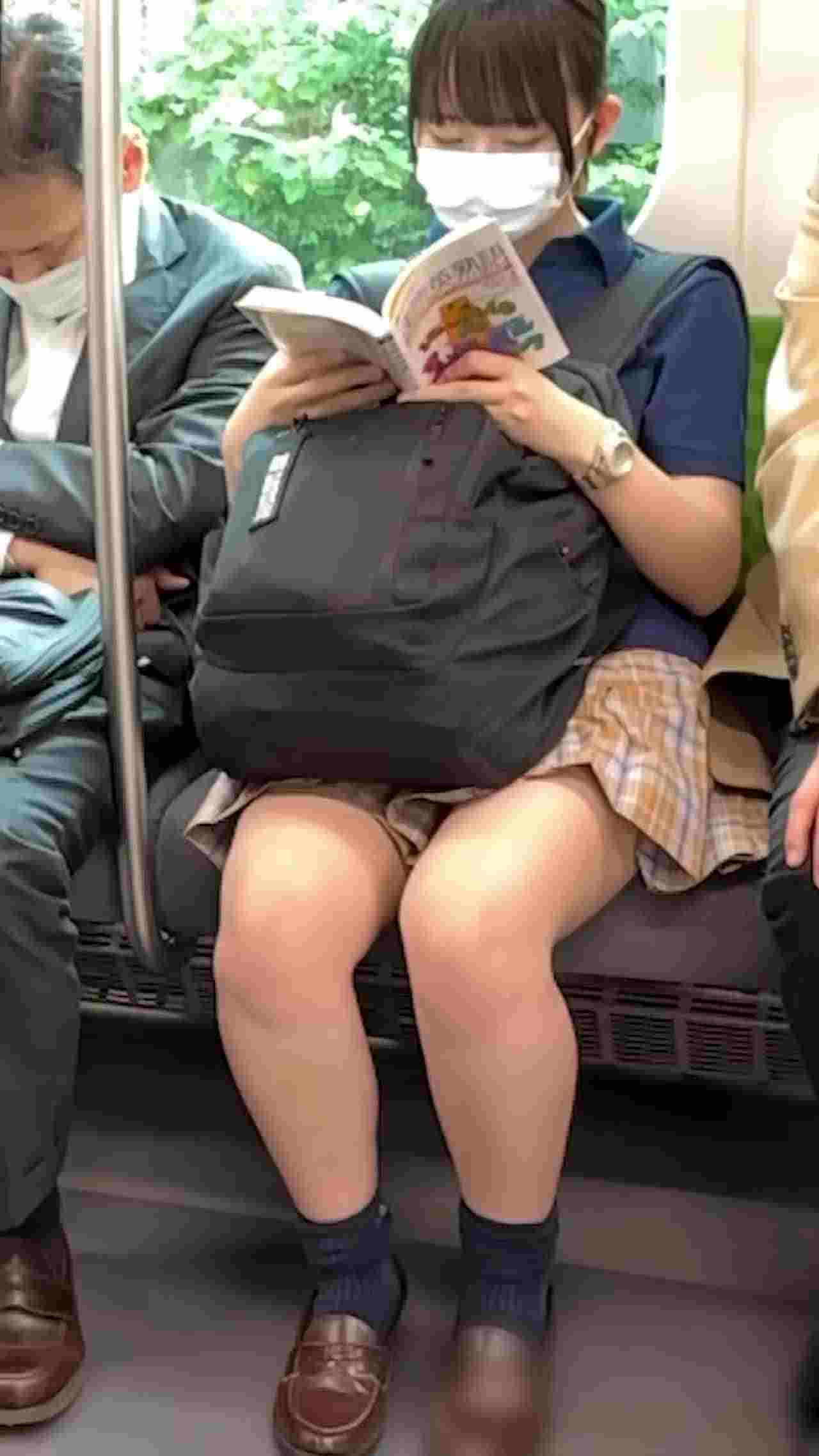  日本捷运偷拍学生妹裙底 的剧照4