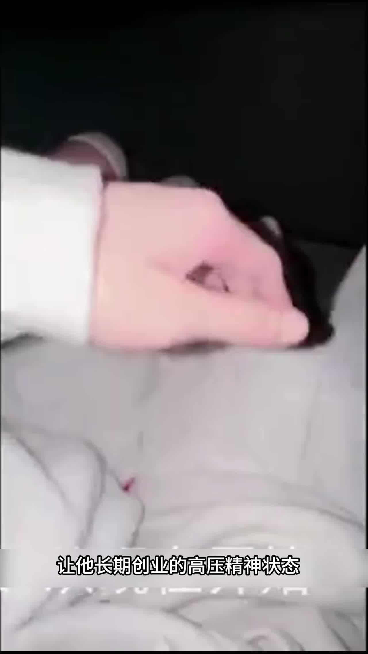  网聊的大学生第一次见面，直接在电影院插入操逼 的剧照5