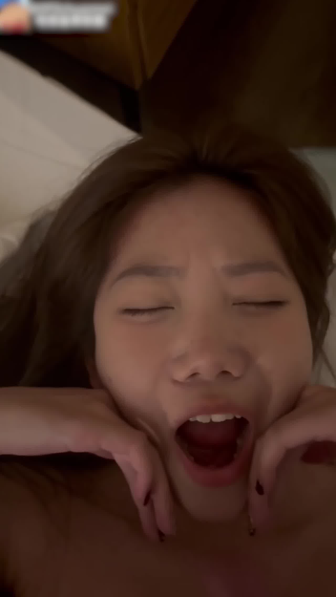  高二早熟学生妹，教室露出，超大胆，揉奶漏逼，自己玩了起来，好骚啊！ 的剧照2