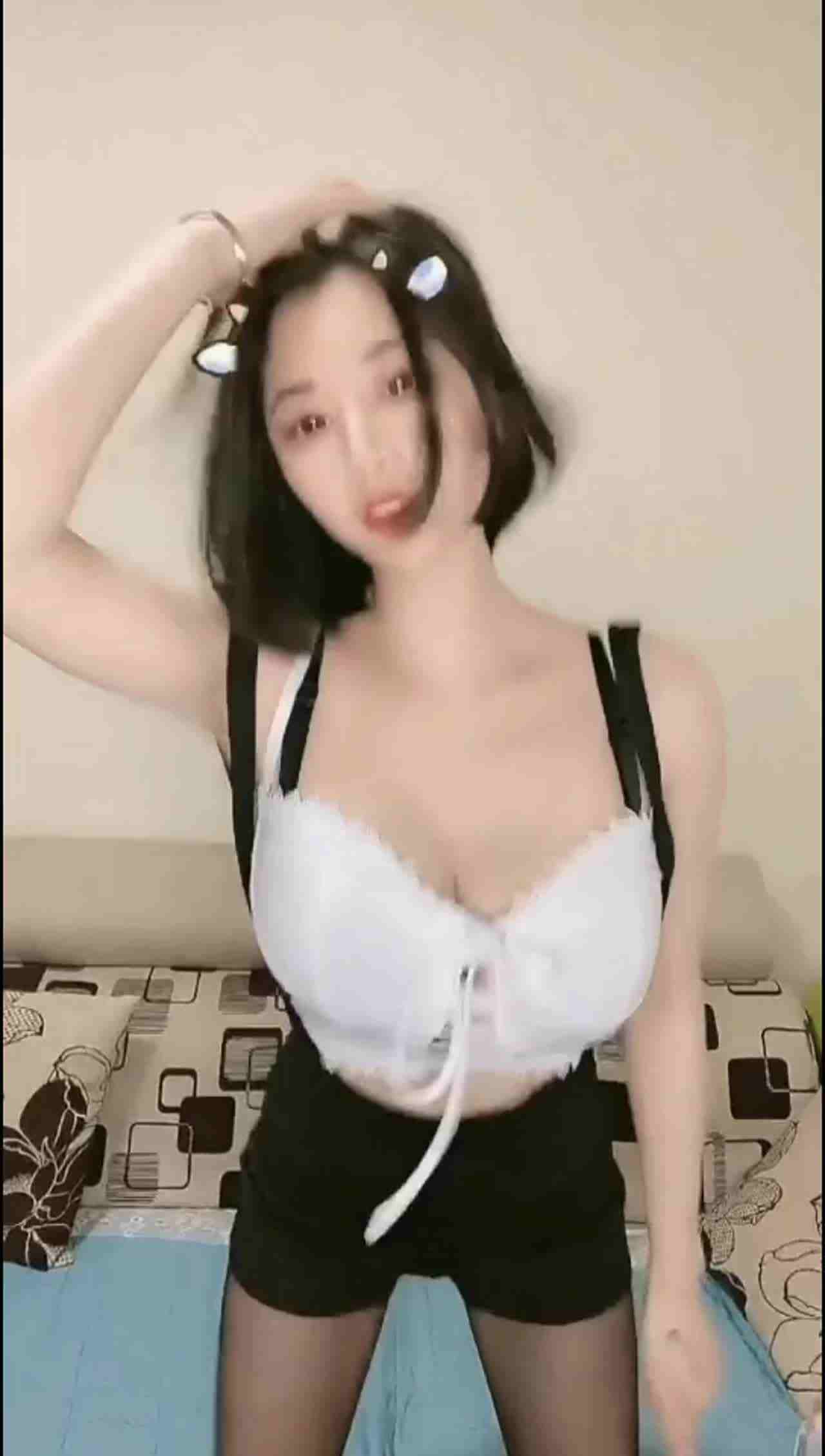  超美短发正妹晃起来够胸很 的剧照3