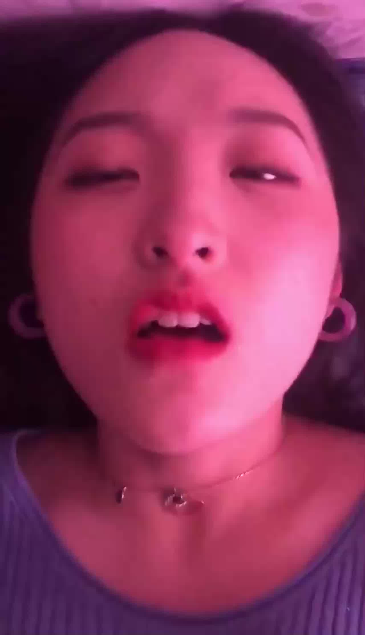  很骚的学生妹还是白虎哦，被肏得淫荡放声叫床，就是要这样艹才过瘾！ 的剧照5