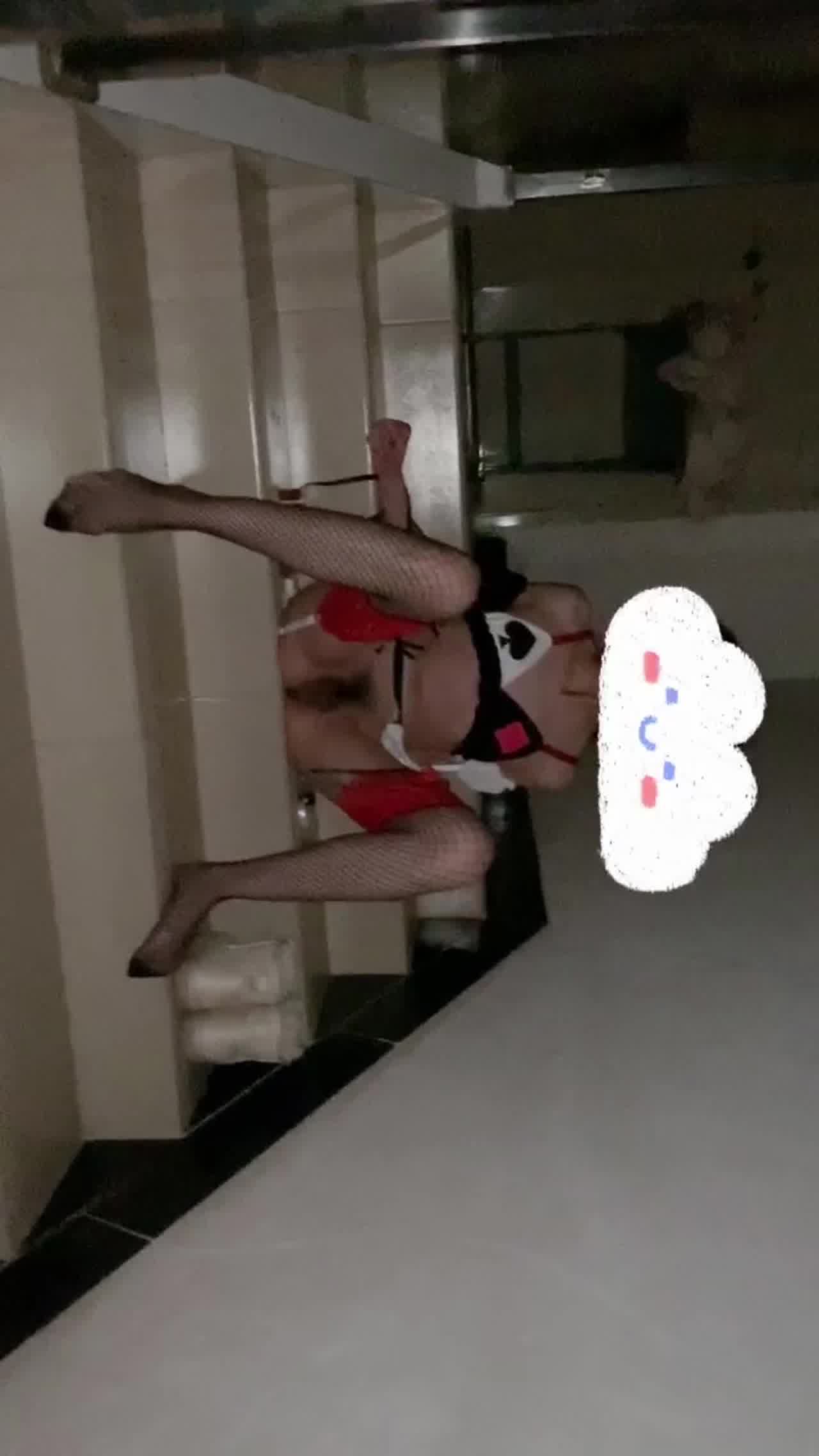  身材极品妹子大胆学校楼梯教室口交 的剧照8