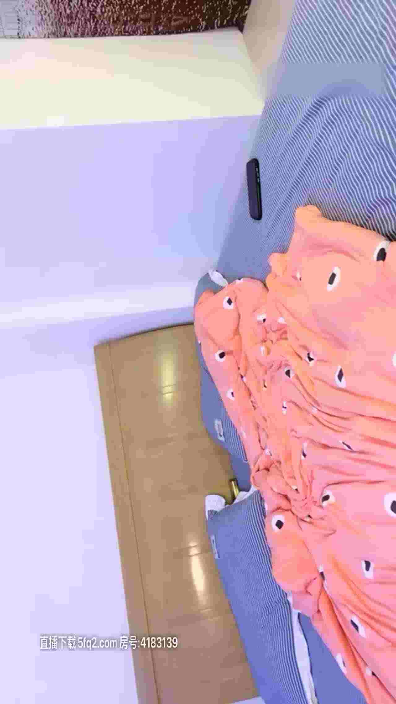  甜美萌妹国风睡衣约了个炮友过来啪啪 的剧照6