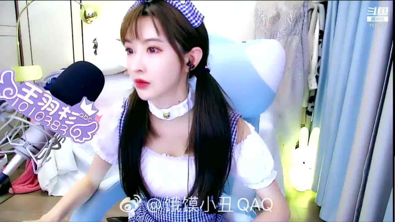  王羽杉邮件翻车 直播不小心点开自己的性爱照片 表情超震惊 的剧照9