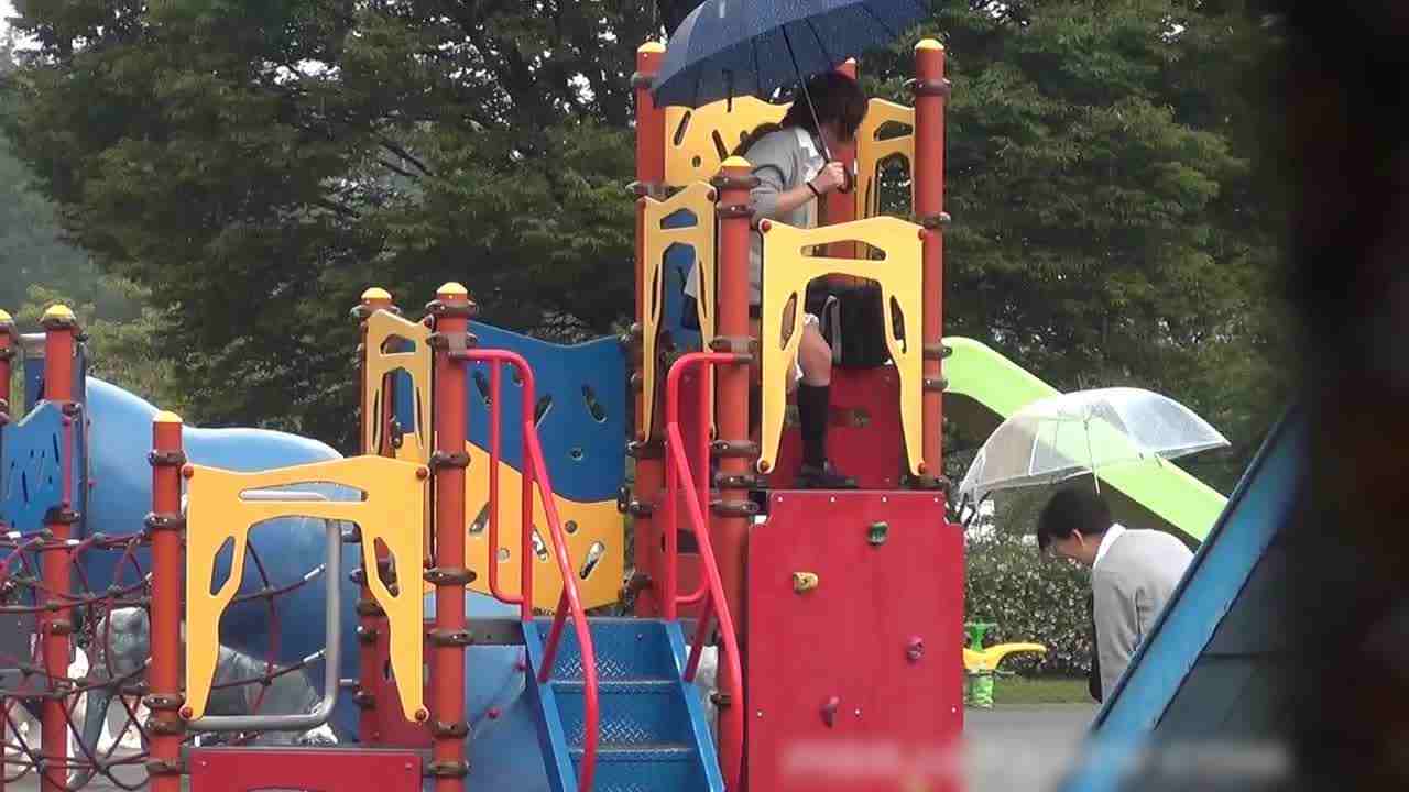  露出放尿，霓虹高中生雨天在游乐园放尿，真皮又骚气 的剧照10