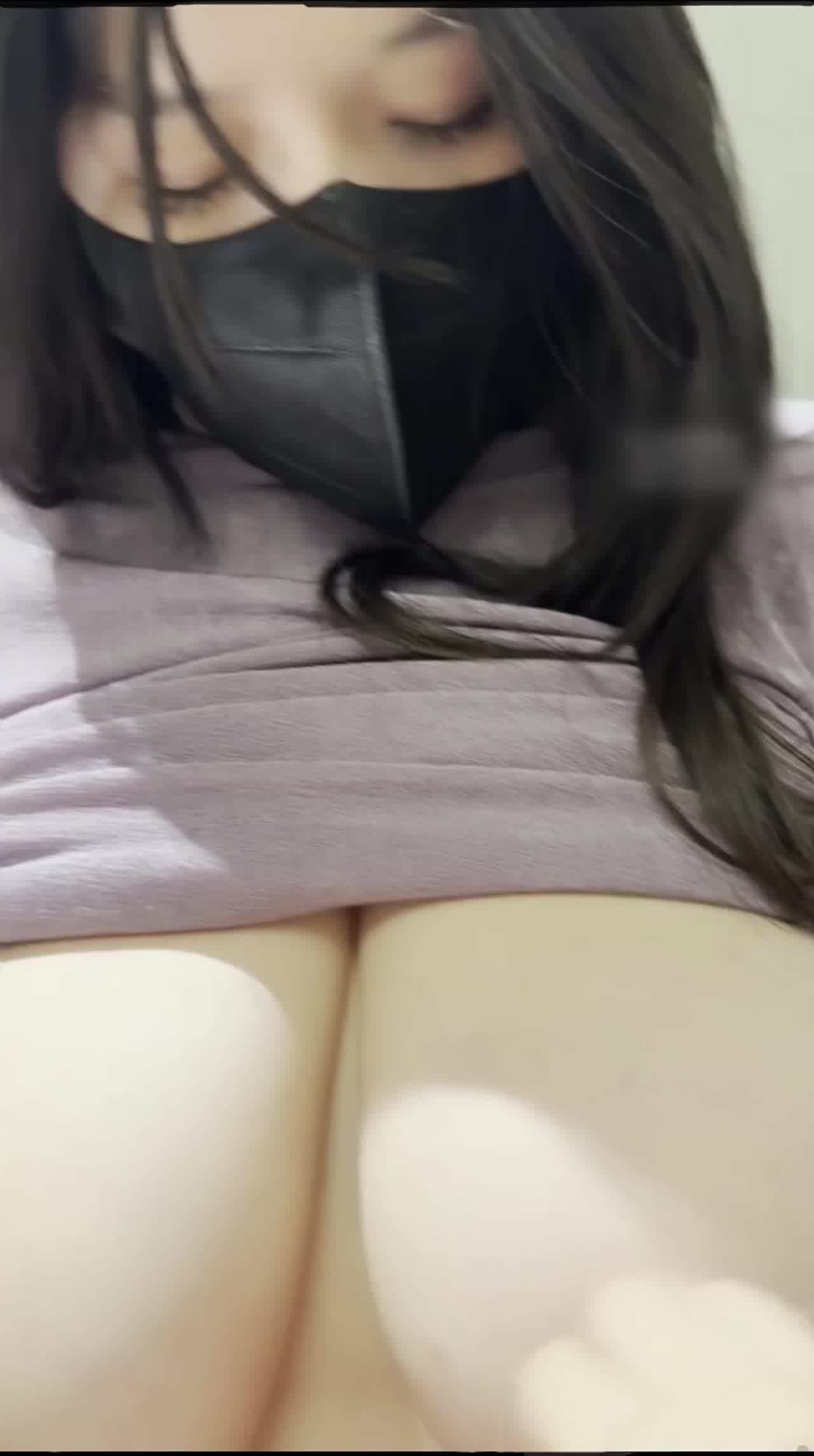  九儿 超极品肉感姐姐藏不住的巨乳嫩嫩的逼逼 西红柿沾点水来吃味道更佳 的剧照1