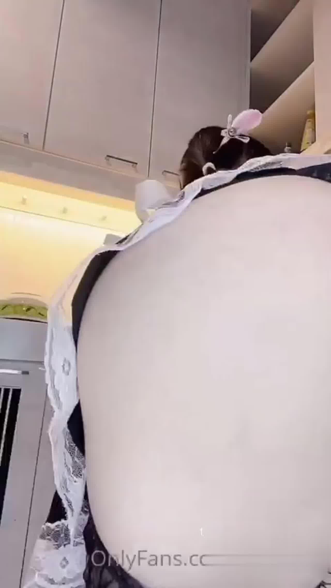  性感小猫厨房桃臀诱惑 的剧照7